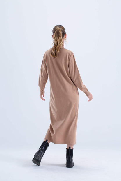 فستان محبوك بياقة مدورة