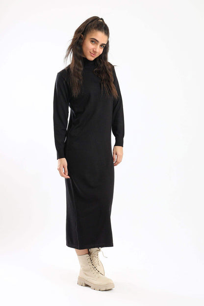 فستان محبوك بياقة مدورة