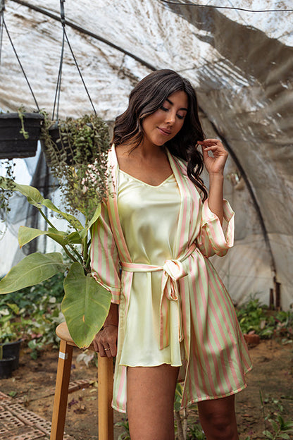 رداء ساتان بخطوط وردية