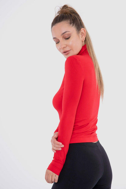 بلوزة من الألياف الدقيقة بأكمام طويلة