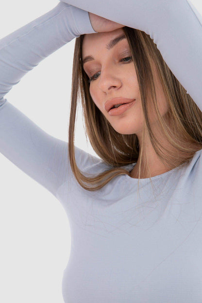 بلوزة من الألياف الدقيقة بأكمام طويلة