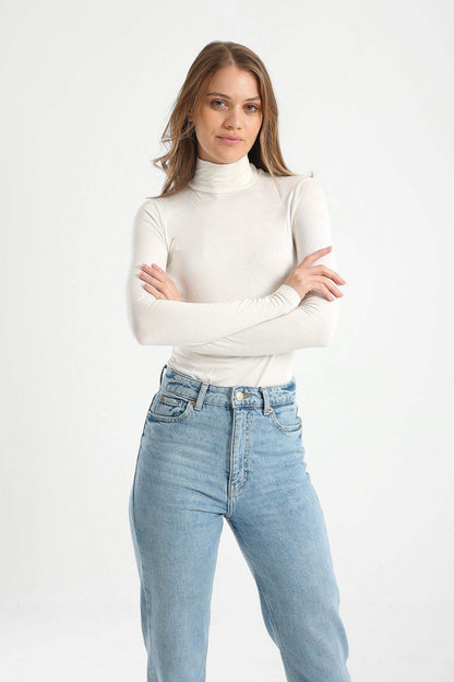 بلوزة من الألياف الدقيقة بأكمام طويلة