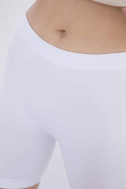 شورت من الألياف الدقيقة يصل إلى منتصف الفخذ