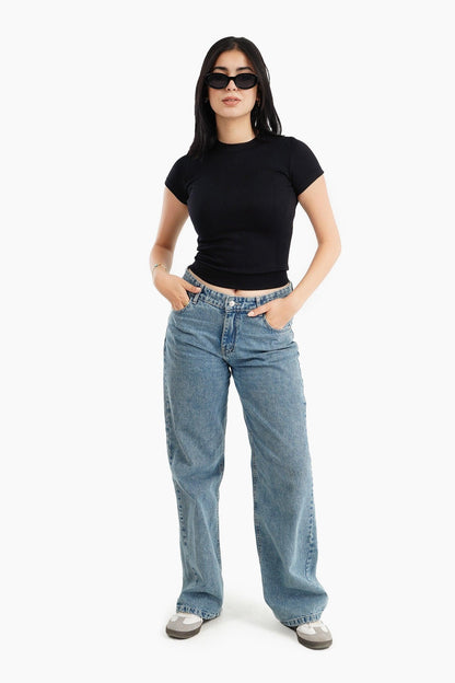 بلوزة سوداء من الألياف الدقيقة بأكمام قصيرة