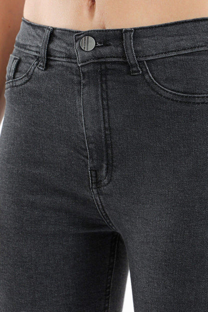 بنطال جينز بقصة Slim Fit و ارتفاع متوسط