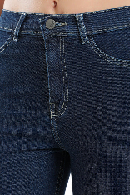 بنطال جينز بقصة Slim Fit و ارتفاع متوسط