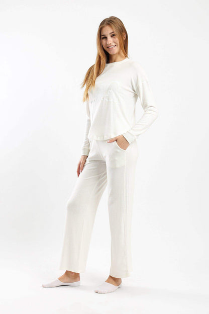 طقم بيجامة مطبوع باللون الأبيض العتيق