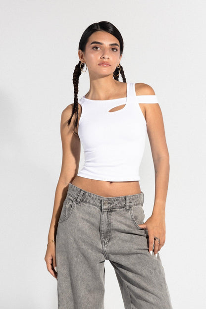 تانك توب أبيض بدون أكمام بفتحة