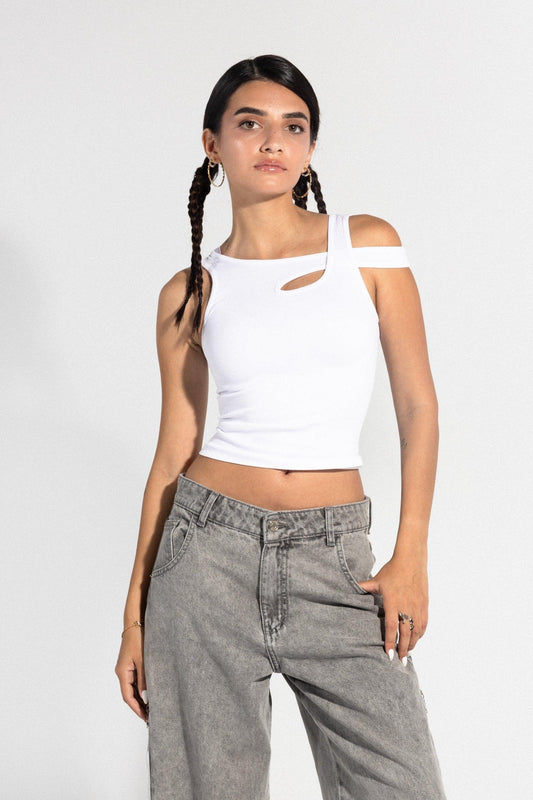 تانك توب أبيض بدون أكمام بفتحة