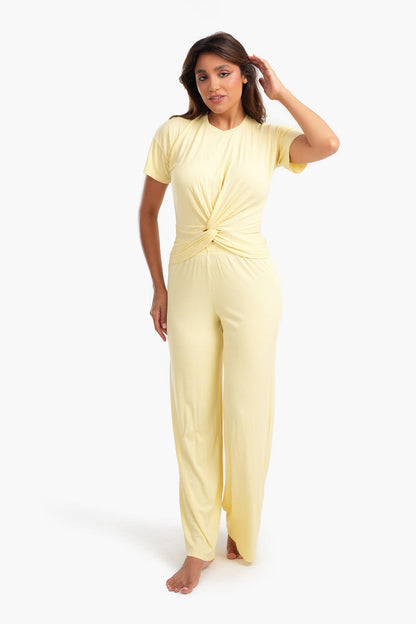 طقم بيجامة بجزء علوي وبنطال بعقدة أمامية