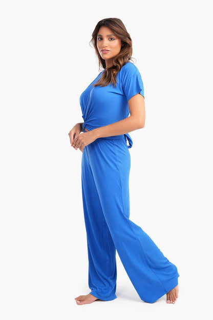 طقم بيجامة بجزء علوي وبنطال بعقدة أمامية