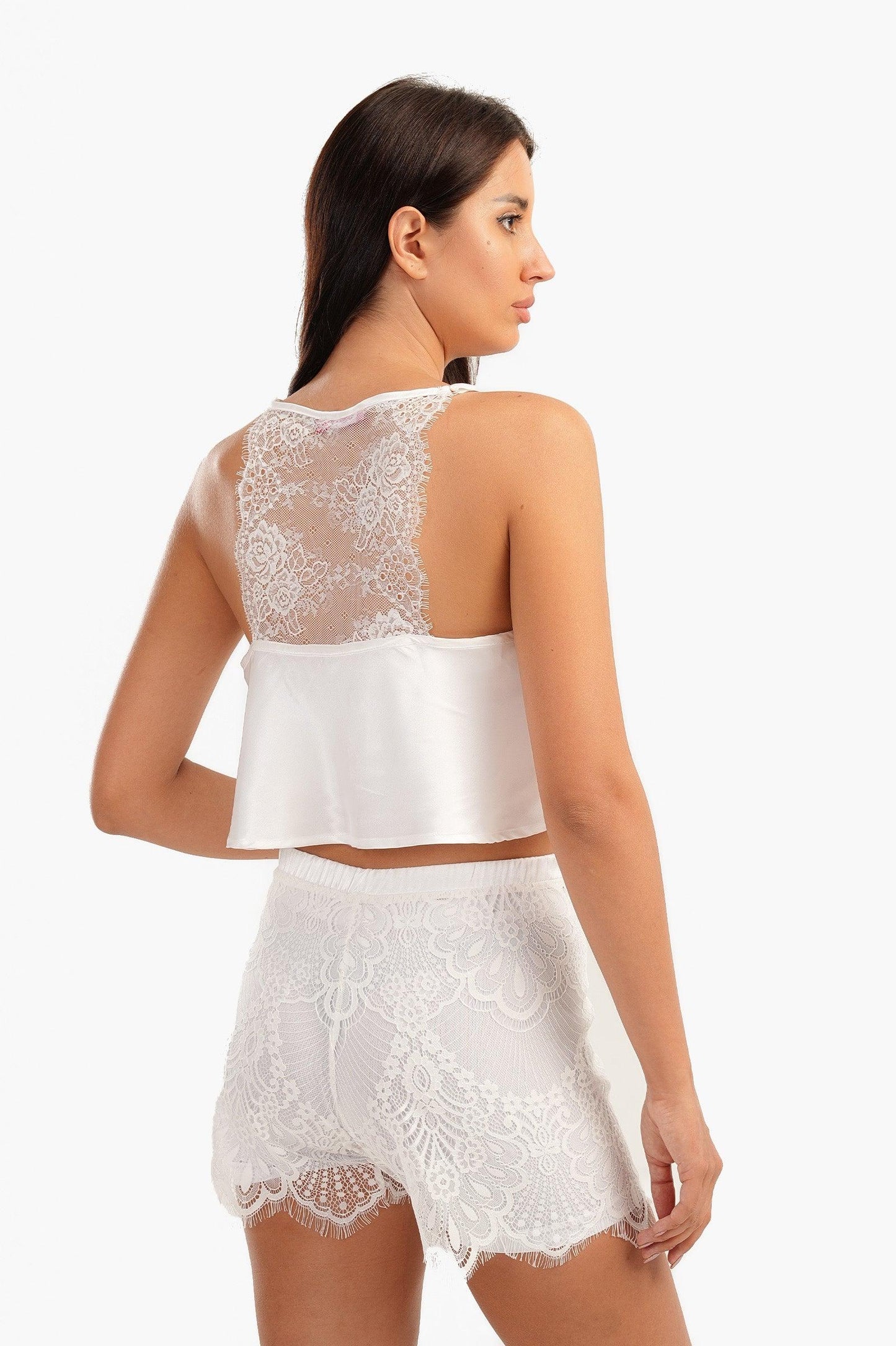 طقم بيجامة بحمالات مع شورت دانتيل