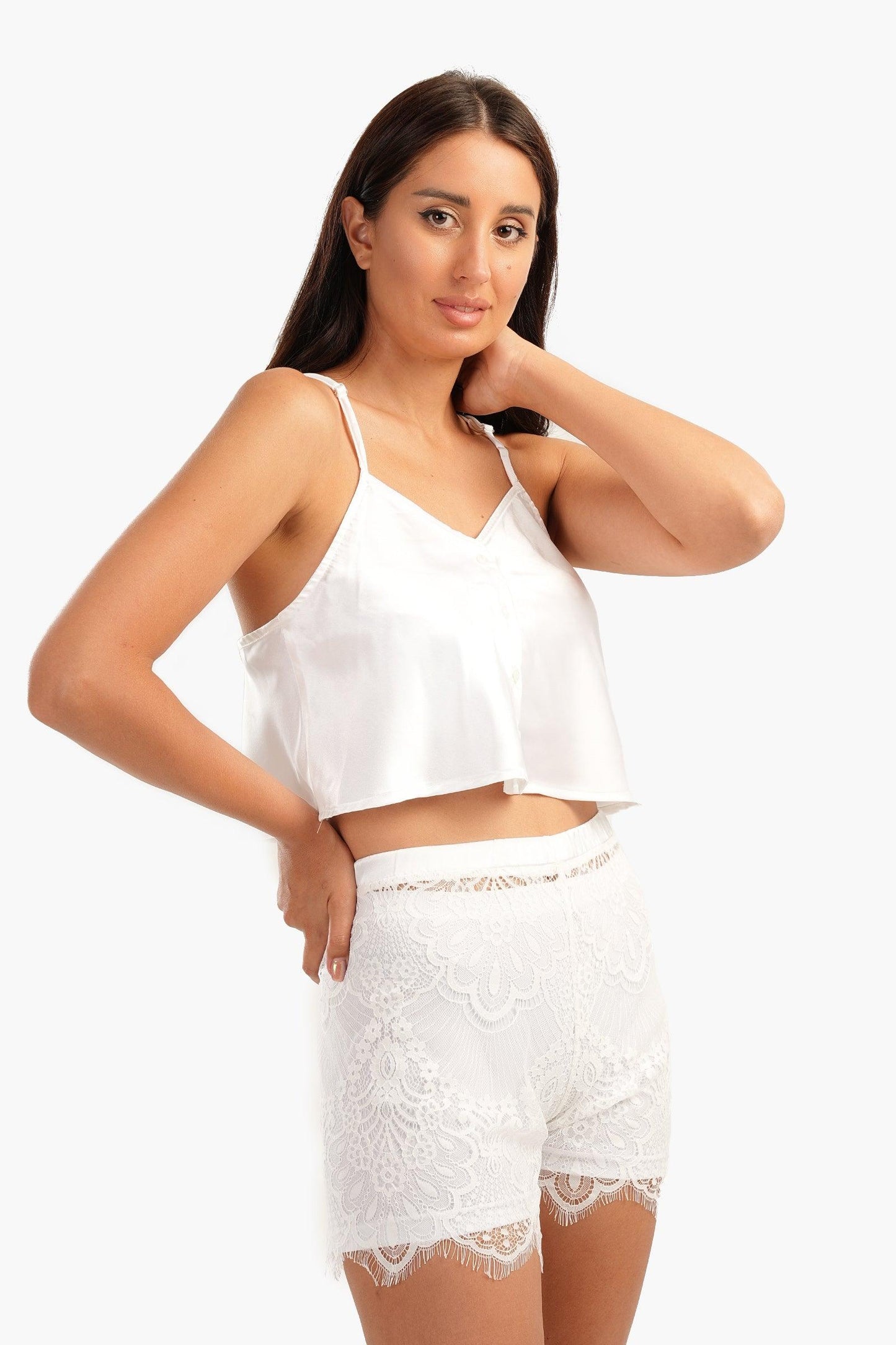 طقم بيجامة بحمالات مع شورت دانتيل