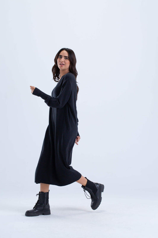 فستان ميدي بفتحة رقبة على شكل حرف V مضلع