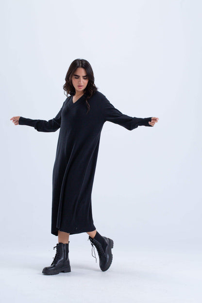 فستان ميدي بفتحة رقبة على شكل حرف V مضلع