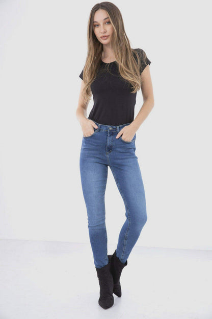 بلوزة سادة برقبة دائرية