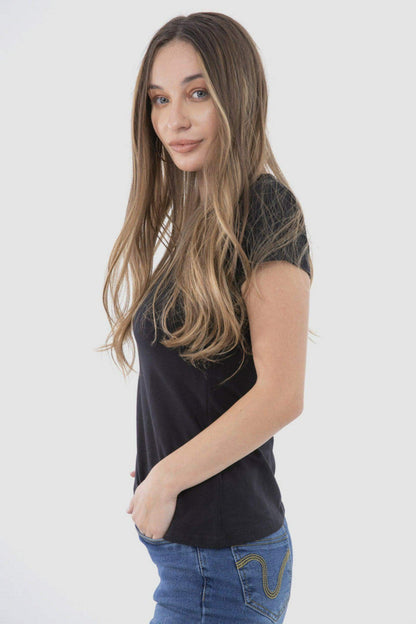 بلوزة سادة برقبة دائرية