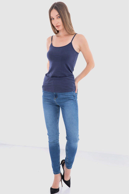 تانك توب سادة بحمالات رفيعة