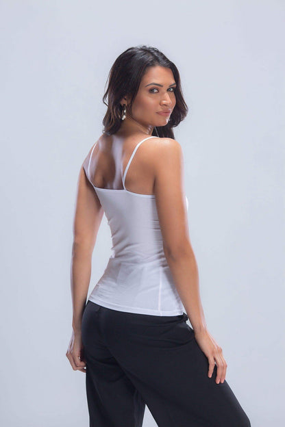 تانك توب سادة بحمالات رفيعة