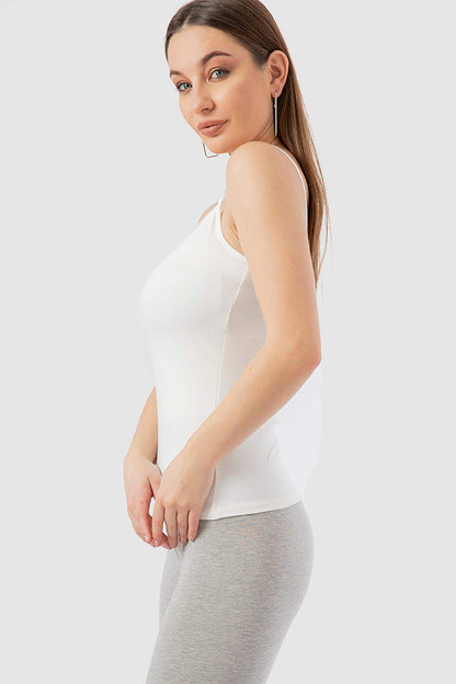 تانك توب سادة بحمالات رفيعة