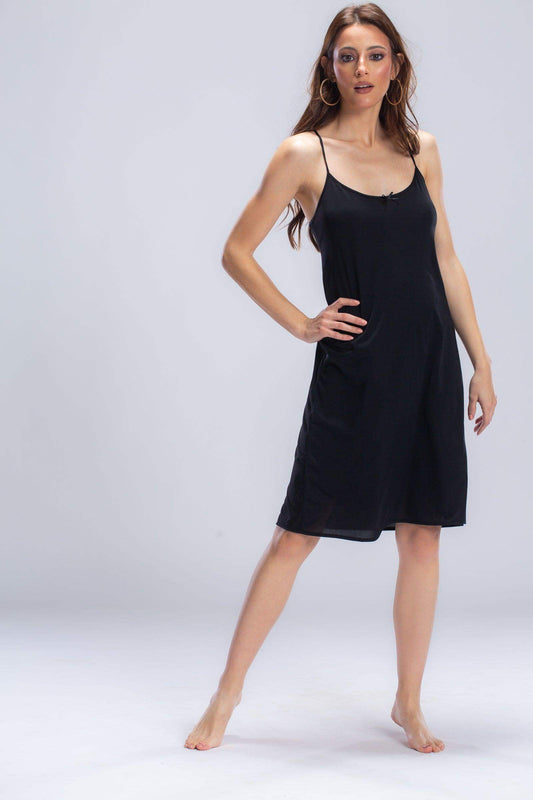 حمالات سباغيتي تحت الفستان