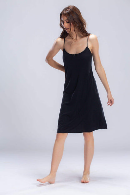 حمالات سباغيتي تحت الفستان