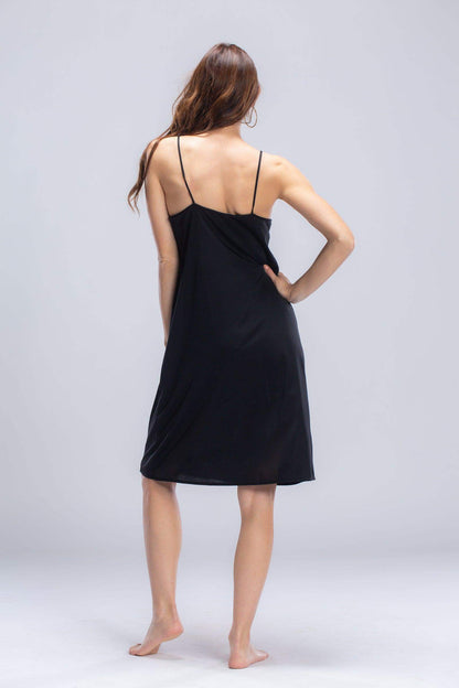 حمالات سباغيتي تحت الفستان