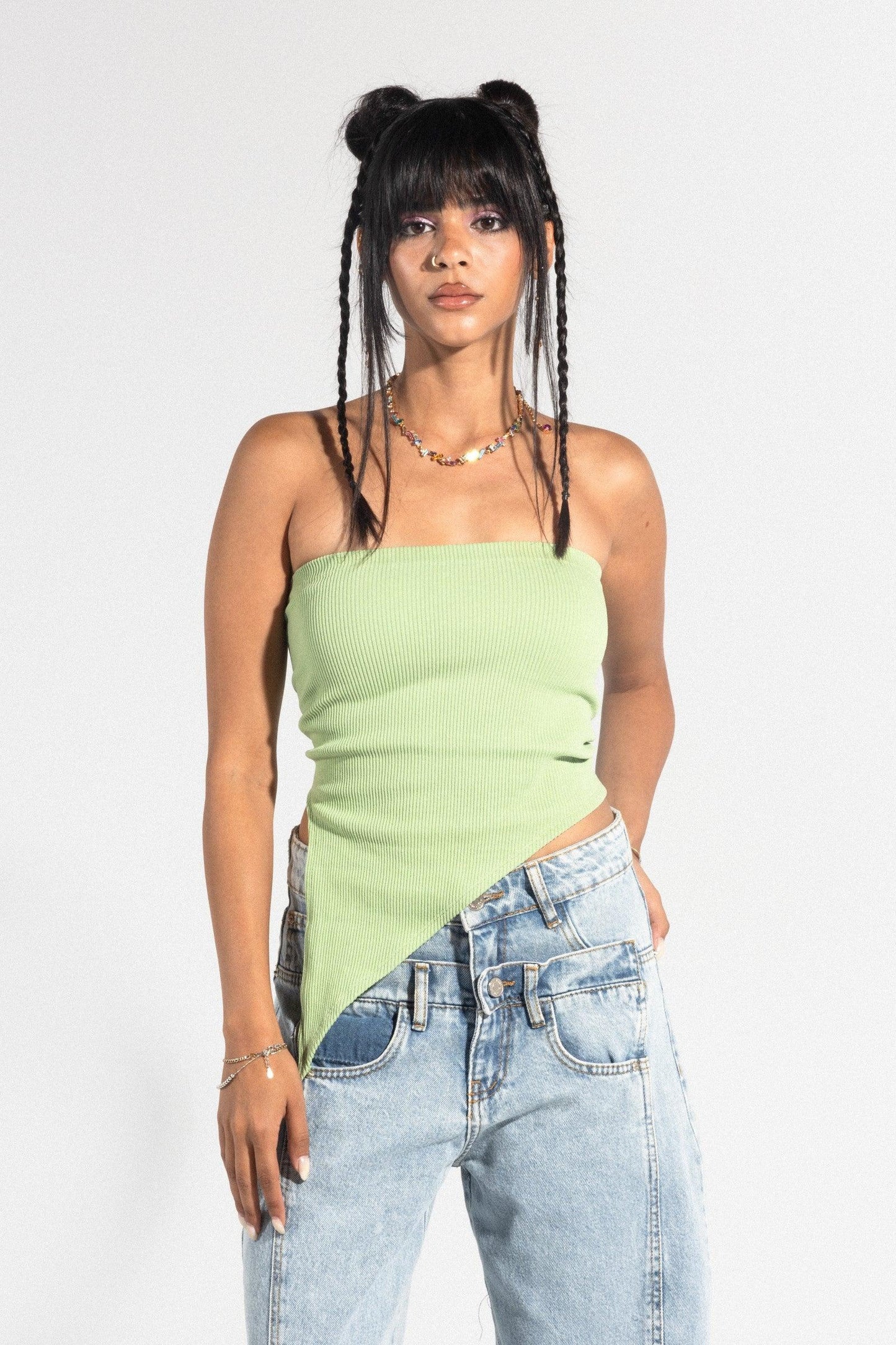 بلوزة بدون حمالات غير متماثلة باللون الأخضر الباستيل