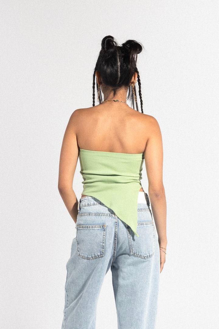 بلوزة بدون حمالات غير متماثلة باللون الأخضر الباستيل