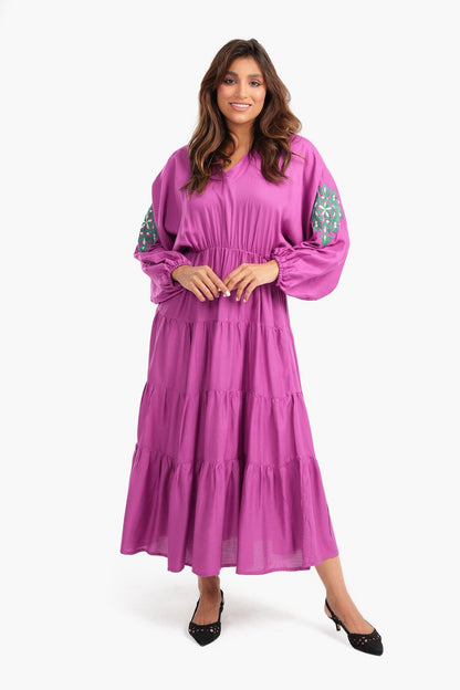 فستان متعدد الطبقات مع تطريز