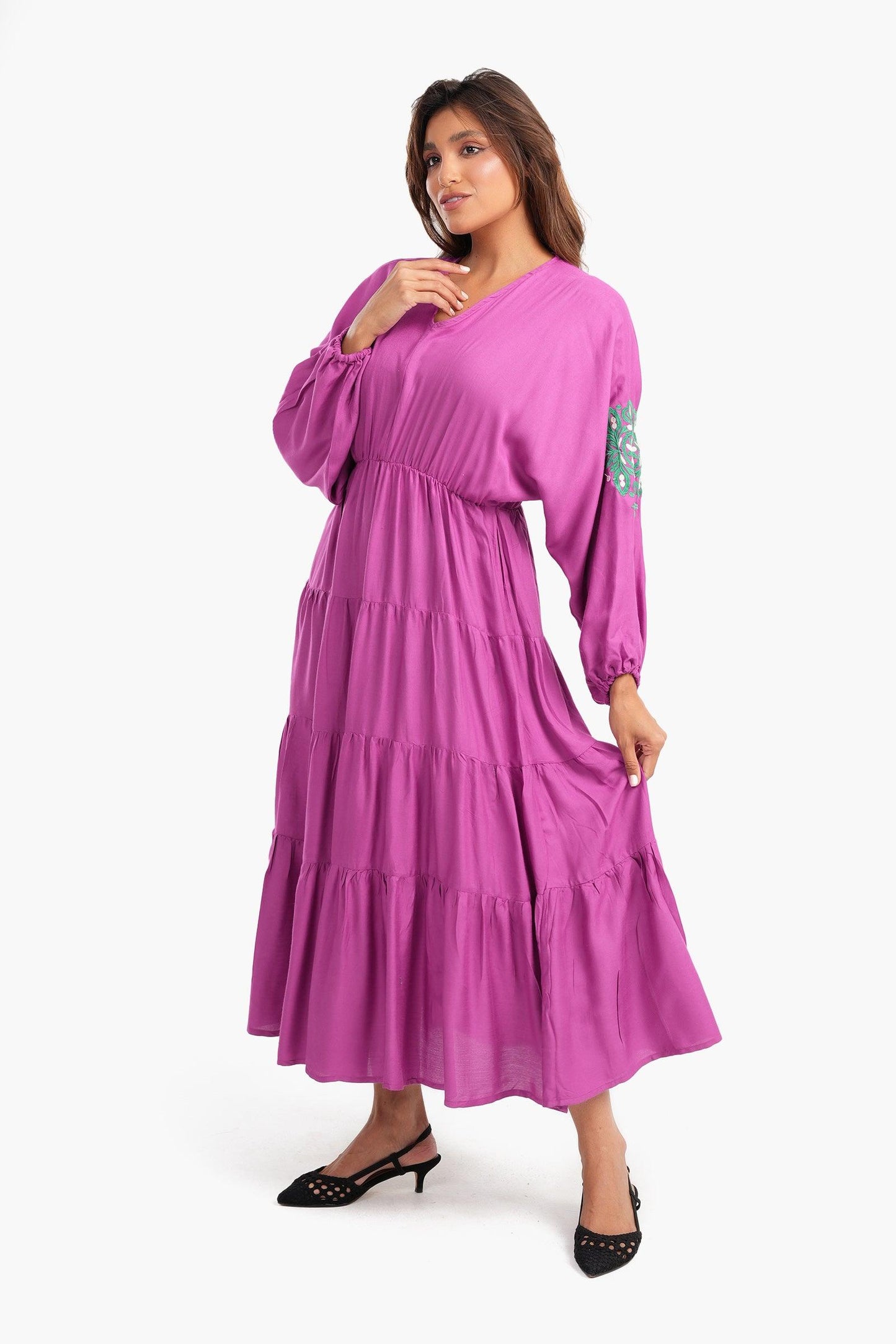 فستان متعدد الطبقات مع تطريز