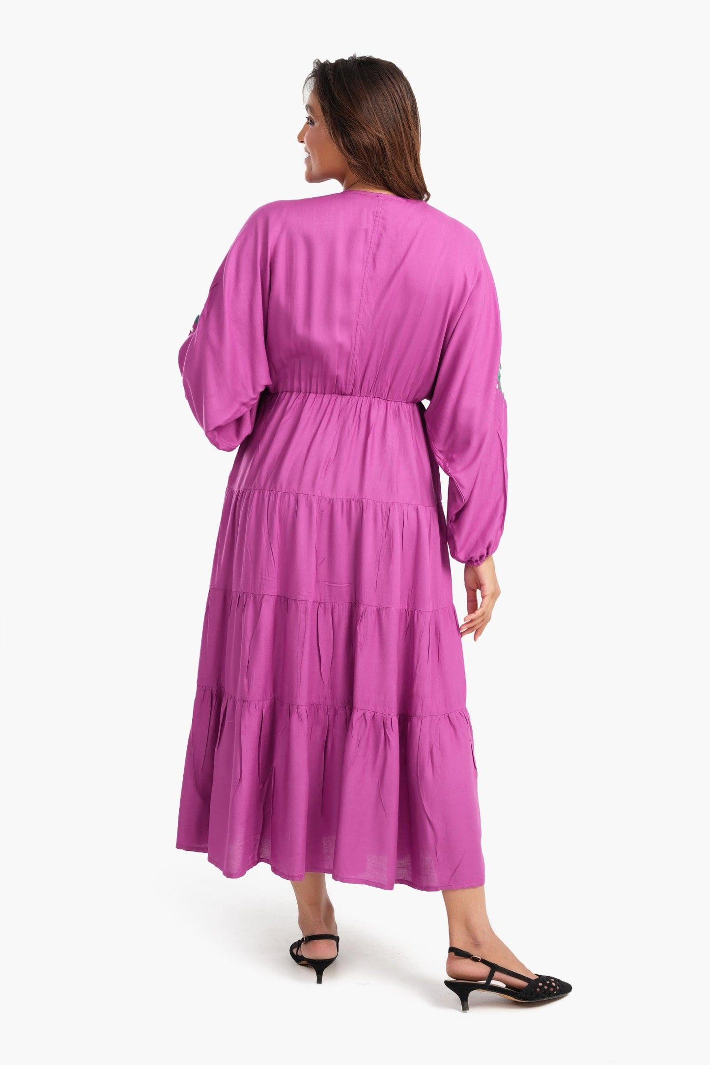 فستان متعدد الطبقات مع تطريز