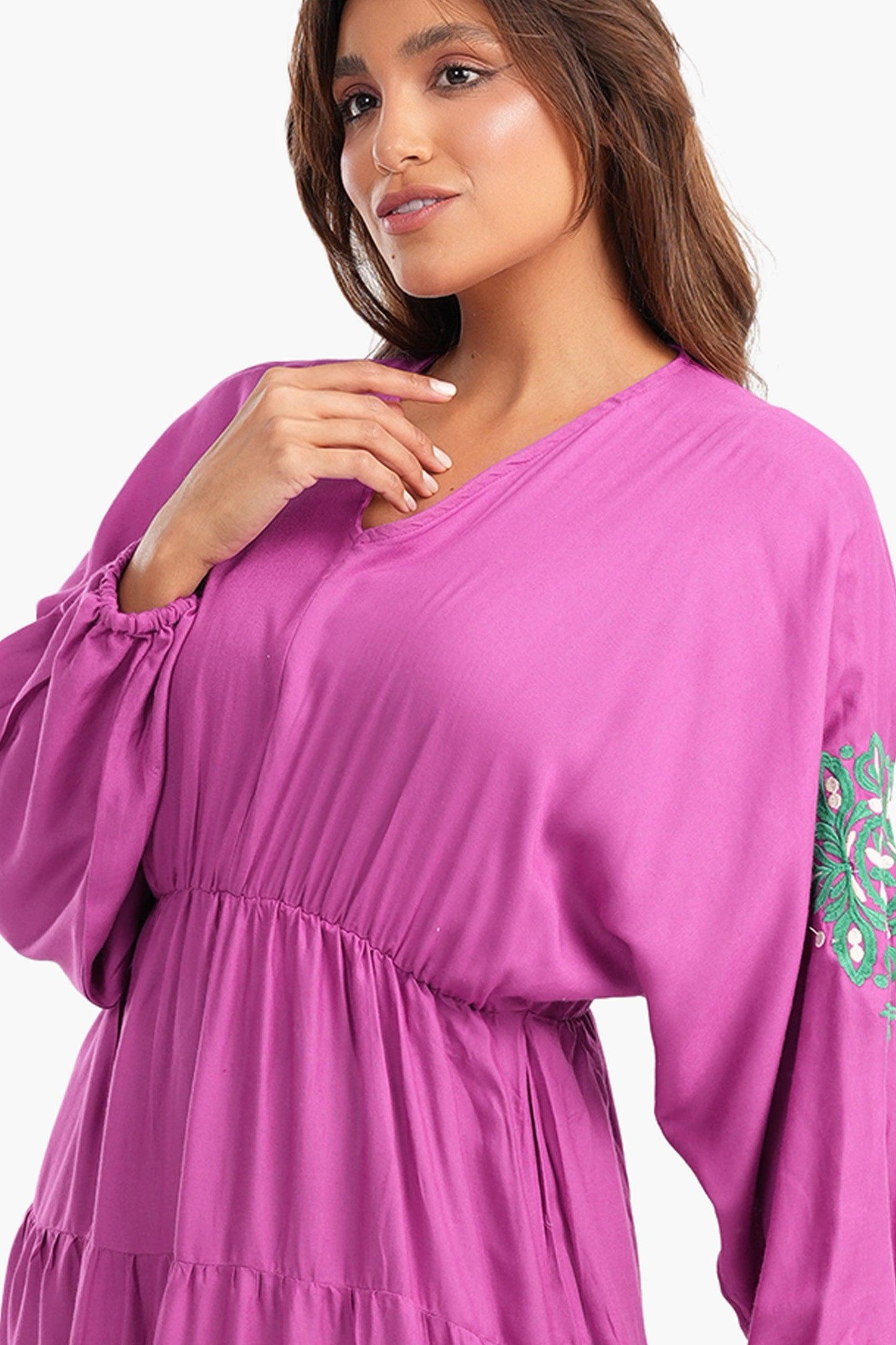 فستان متعدد الطبقات مع تطريز