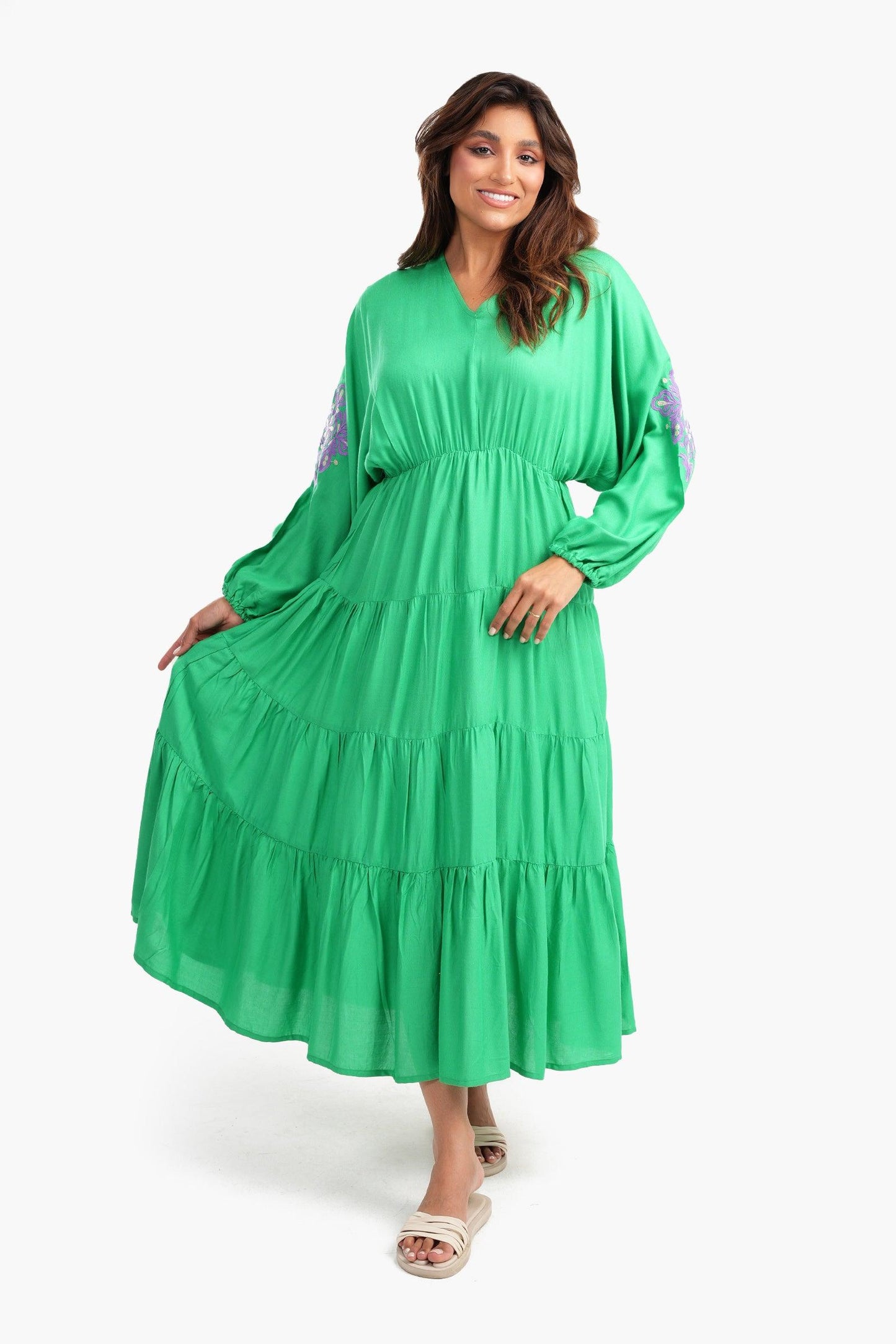 فستان متعدد الطبقات مع تطريز