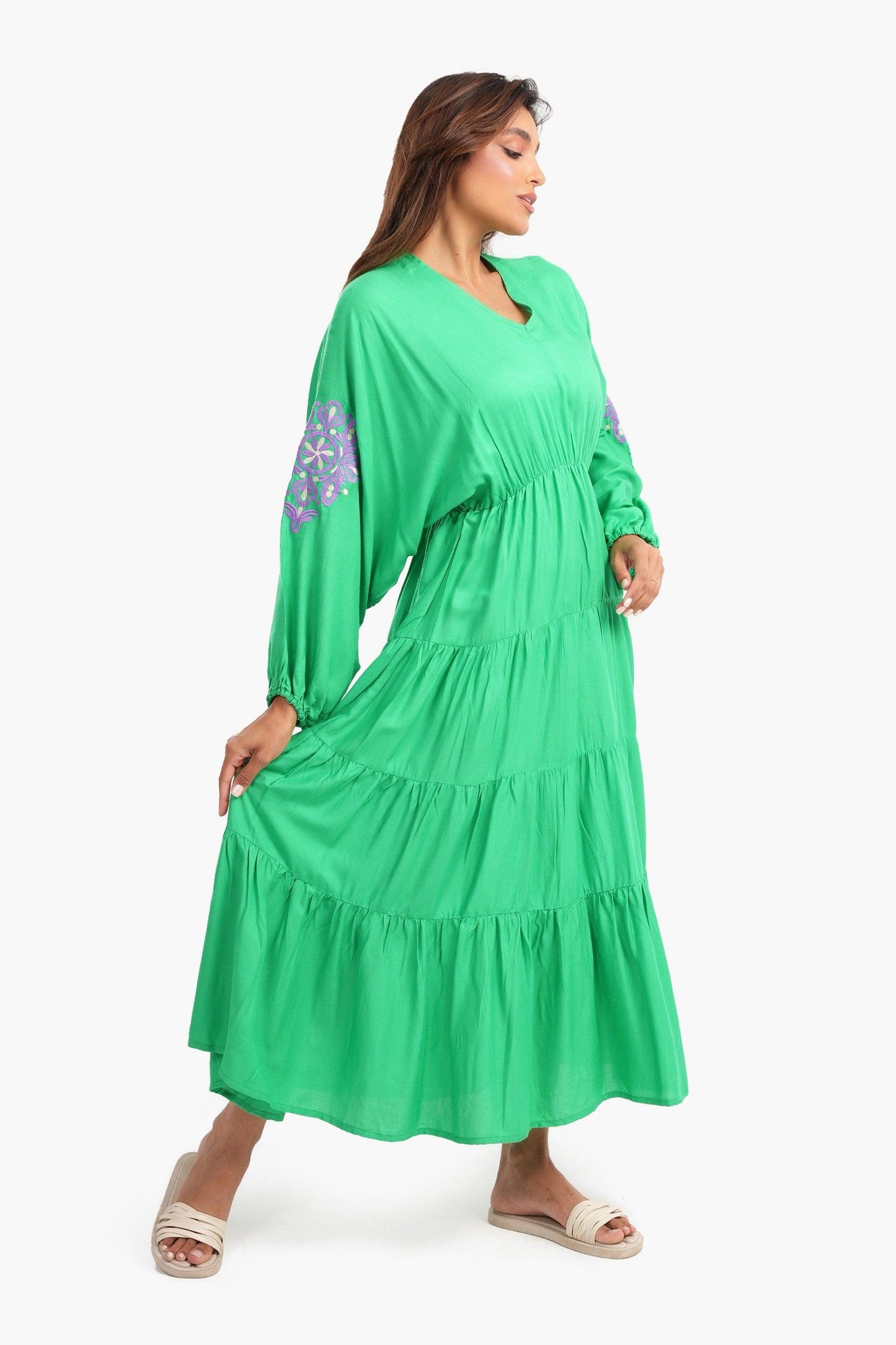 فستان متعدد الطبقات مع تطريز