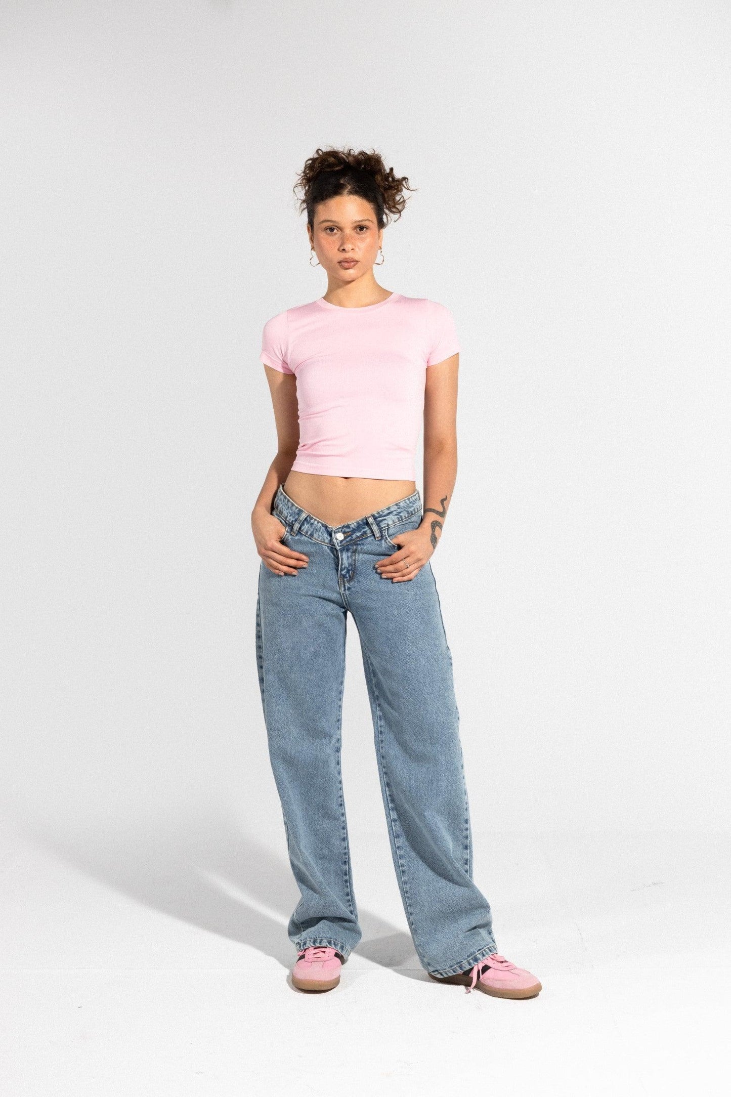 بنطال جينز بخصر منخفض على شكل حرف V