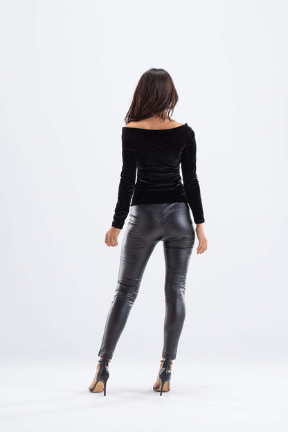 بلوزة مخملية مكشوفة الكتفين