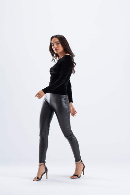 بلوزة مخملية مكشوفة الكتفين