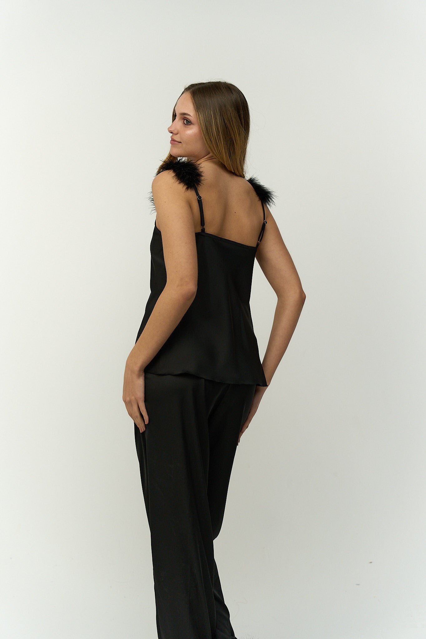 طقم بيجامة مع ريش