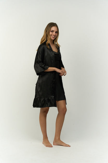 رداء ساتان بأكمام مرحة