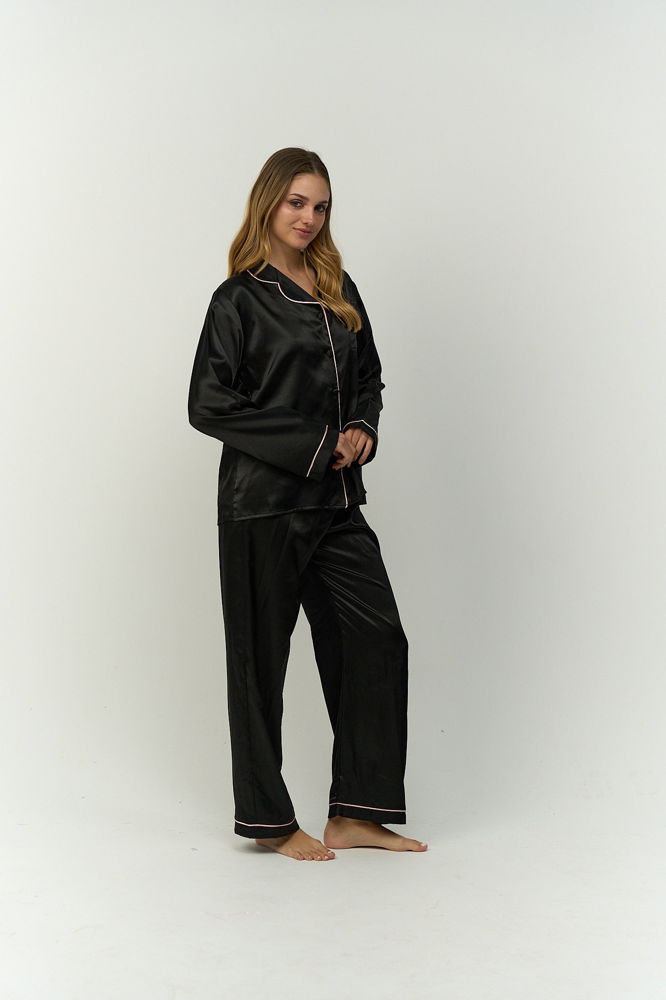 طقم بيجامة مع حواف وردية