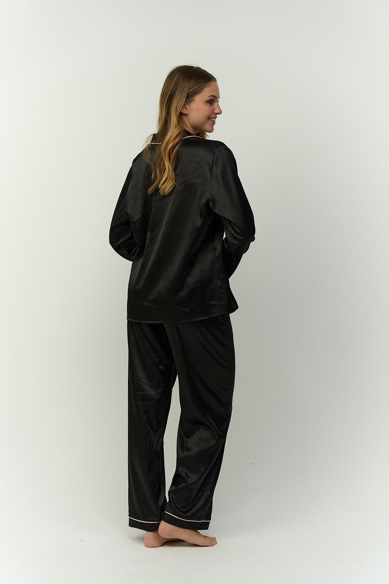 طقم بيجامة مع حواف وردية