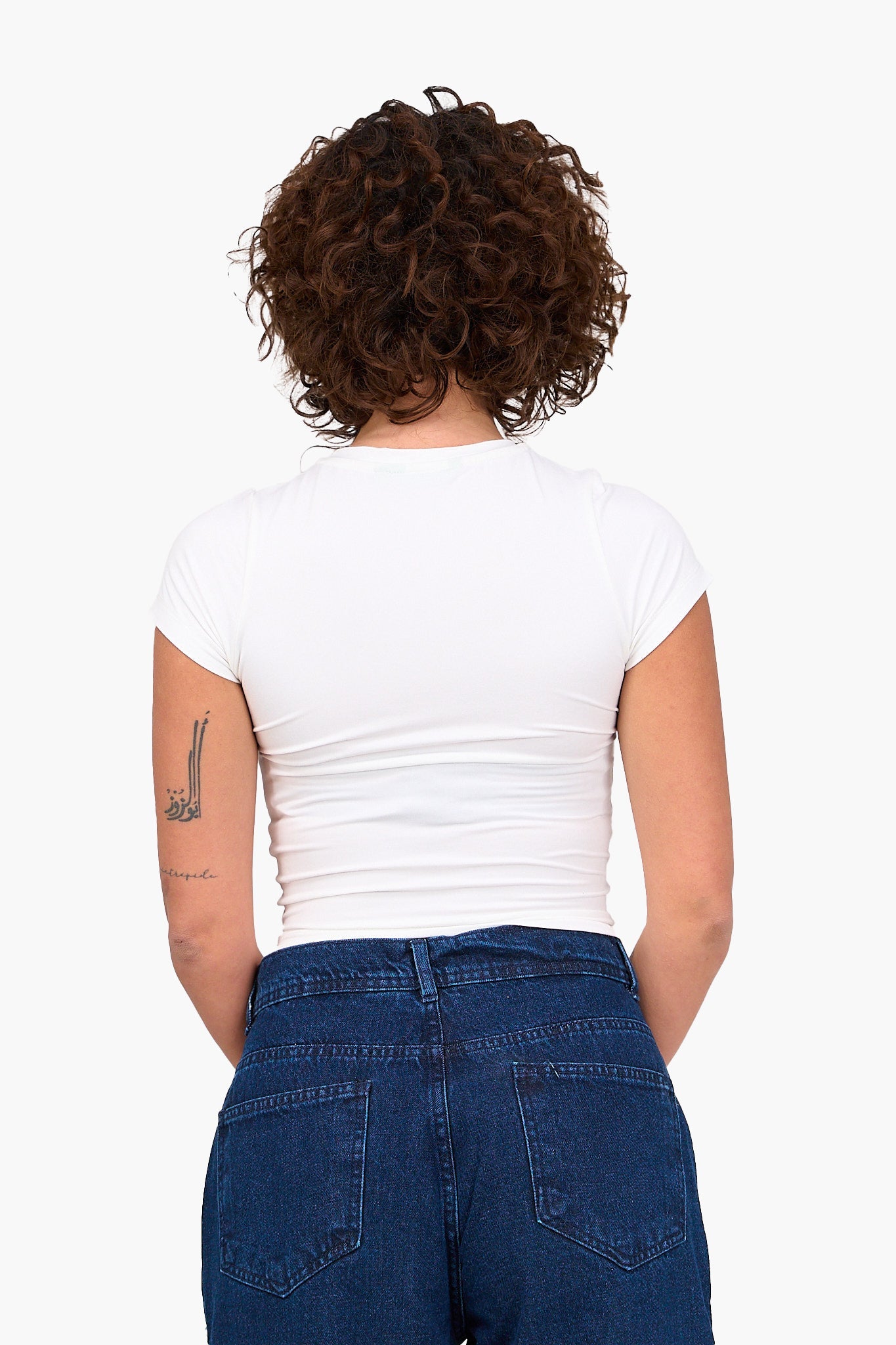 بلوزة قصيرة برقبة دائرية